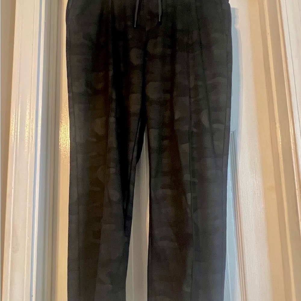 Liverpool Black Ankle Pants - Picture 4 of 5